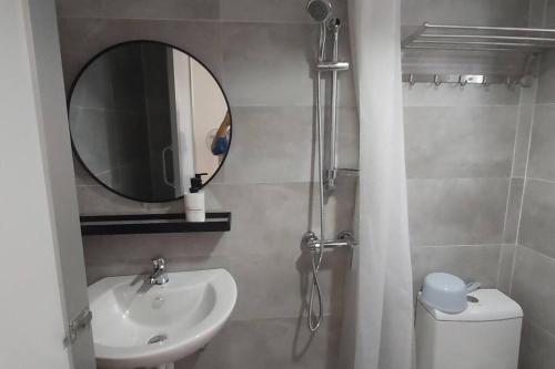 ein Badezimmer mit einem Waschbecken, einem Spiegel und einem WC in der Unterkunft Silverpar B5-5-1 Mountain View(walk up 2 floor up) in Bukit Fraser