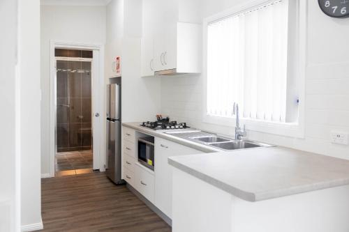 Una cocina o zona de cocina en Coonamble Riverside Caravan Park
