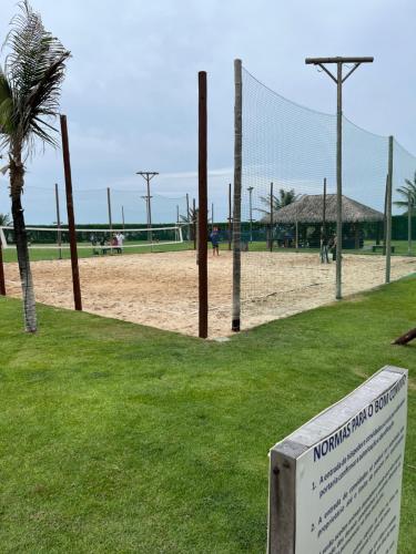un campo de voleibol con red de voleibol en la playa en Beach Living - Apt com 2 Quartos - Pé na Areia, en Aquiraz