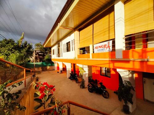 una vista aérea de un edificio con motos estacionadas fuera en AUNORA Family Rooms, 