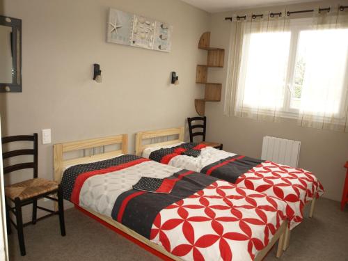 une chambre avec deux lits et une fenêtre dans l'établissement Appartement T3 avec Garage, 100m Plage, Proche Commerces, St-Jean-de-Monts - FR-1-323-414, à Saint-Jean-de-Monts