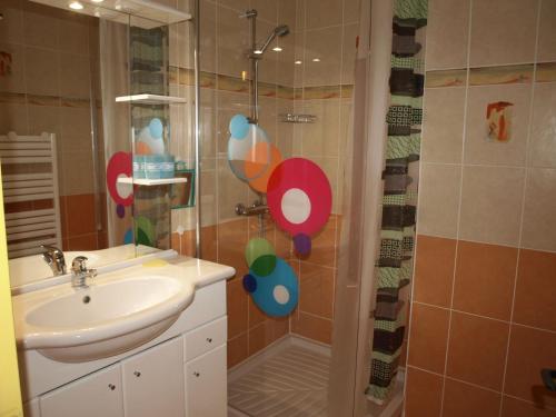 une salle de bain avec un lavabo et une douche dans l'établissement Appartement T3 avec Garage, 100m Plage, Proche Commerces, St-Jean-de-Monts - FR-1-323-414, à Saint-Jean-de-Monts