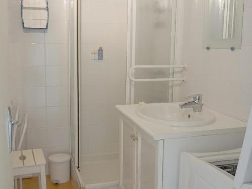 une salle de bain blanche avec un lavabo et une douche dans l'établissement Appartement 2 Chambres Face Mer à Saint-Jean-de-Monts, Entre Casino et Palais des Congrès - FR-1-323-337, à Saint-Jean-de-Monts