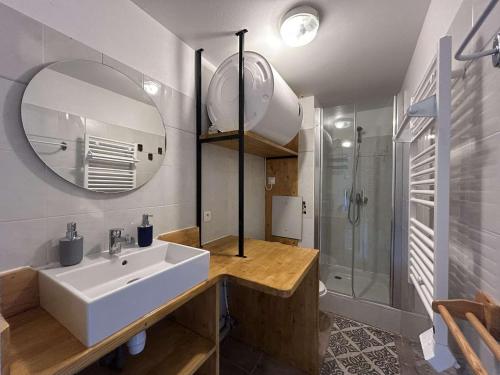 ein Bad mit einem Waschbecken, einem Spiegel und einer Dusche in der Unterkunft Appartement Montgenèvre, 2 pièces, 4 personnes - FR-1-330D-138 in Montgenèvre