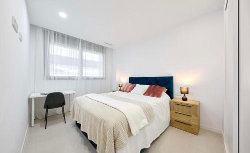 Un pat sau paturi într-o cameră la Sea View Mountain Duplex near Benidorm