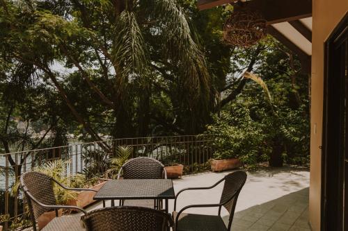 una mesa y sillas en un patio con árboles en Las Haditas, en Chiapa de Corzo