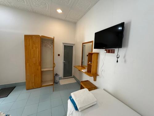 a room with a flat screen tv on a wall at ONE SEASON THODDOO in Thoddoo