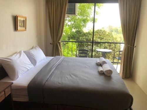 una camera da letto con un grande letto con asciugamani di Rawai Sea Beach a Phuket