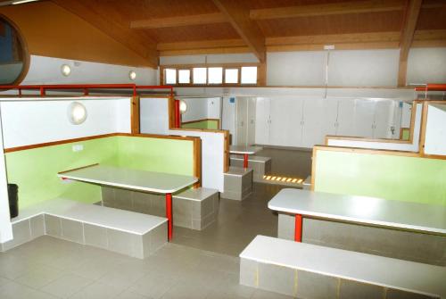 マンレサにあるAlberg Manresa Xanascatのテーブルとベンチが備わる空き部屋