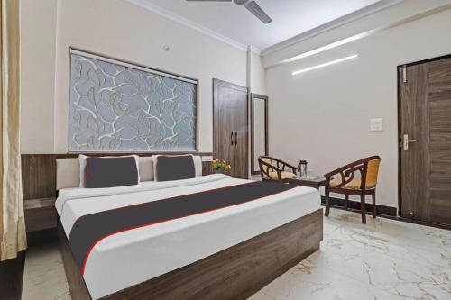 - une chambre avec un grand lit dans l'établissement Yellow Leaf, à Rishikesh