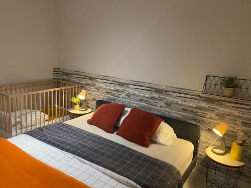 a bedroom with a bed and two lamps on tables at Elegance to close from Lisbon! in Montijo
