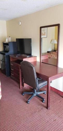 a desk with a chair and a mirror in a room at Superlodge in New Castle