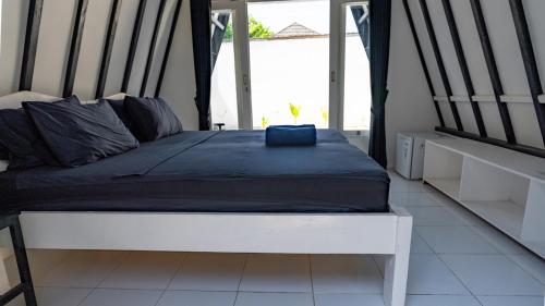 Łóżko lub łóżka w pokoju w obiekcie Beach Resort Gili Trawangan