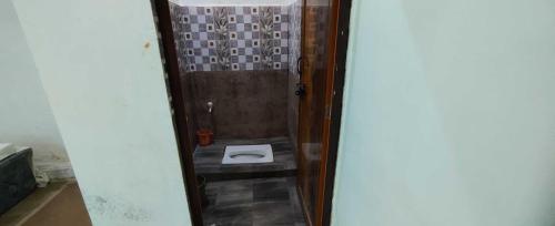ein kleines Bad mit WC in einer Kabine in der Unterkunft OYO Gopal Hotel And Family Restaurant in Gwalior