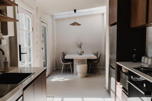 a kitchen with a table and chairs in a room at Boutique stylish 3 Bedroom family home in Melbourne with Parking in Melbourne