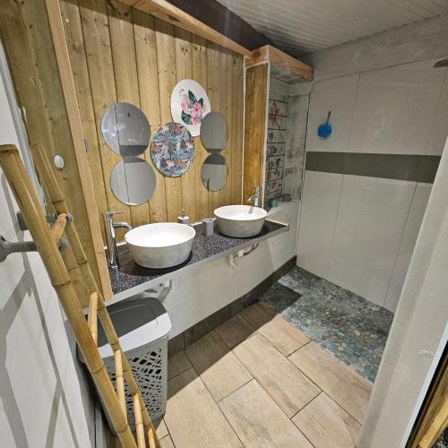 Ванна кімната в La PersévéranS avec SPA