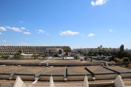 Vue aride d'un bâtiment avec un complexe en arrière-plan dans l'établissement Studio 34, Héliopolis FGH, Village naturiste, au Cap d'Agde