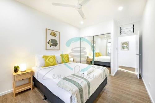 una camera da letto con un grande letto con cuscini gialli di Zen Cityscape 3BR House at Mitchell Street a Larrakeyah