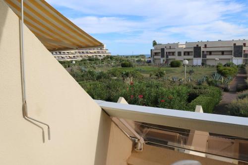 une vue depuis le balcon d'un immeuble dans l'établissement Studio 14, Héliopolis J village naturiste, au Cap d'Agde