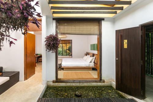 1 dormitorio en una casa con 1 cama en Kasara Chitwan, en Chitwan