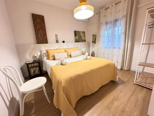 康斯埃古拉的住宿－Casa Entre Molinos，一间卧室配有一张带黄色毯子的大床