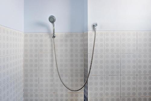 eine Dusche mit einem Schlauch im Bad in der Unterkunft SPOT ON 2610 Zn Guest House in Makassar