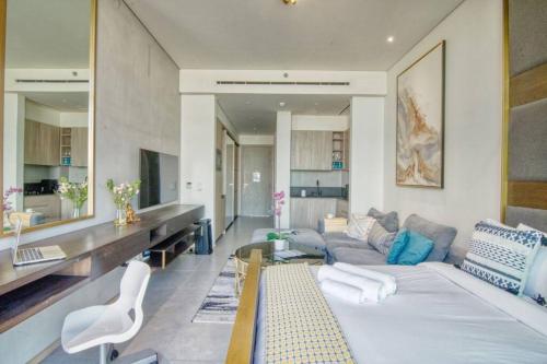 - un salon avec un canapé et une table dans l'établissement Fully Equipped Cozy Studio in the heart of JVC, à Dubaï