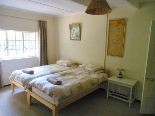 Un dormitorio con una cama grande con almohadas. en Klondyke Cherry Farm, en Matjiesrivier