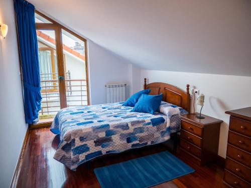 阿爾努埃羅的住宿－Large Villa in Cantabria，一间卧室配有一张床、一个梳妆台和一扇窗户。