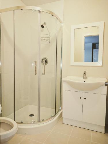 y baño con ducha, lavabo y aseo. en Burnaby lovely home, en Burnaby