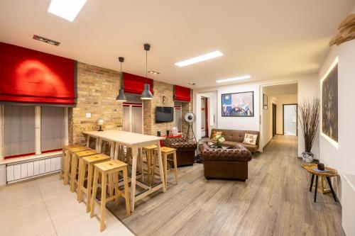 Deluxe Central Elizabeth Residence w/ 4BEDRM, 2BATHRM, 1LVNGRM 1073 Budapest, 26 Erzsébet körút kép - 3