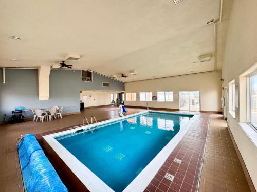 a large swimming pool in a large room at Stay Wise Inns of Montrose in Montrose