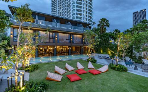 un edificio con almohadas rojas y blancas en el césped en Ten Six Hundred, Chao Phraya, Bangkok by Preference, managed by The Ascott Limited en Bangkok