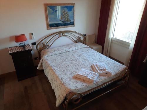 a bedroom with a bed with two plates on it at B&B Casa Santa Lucia in Manerba del Garda