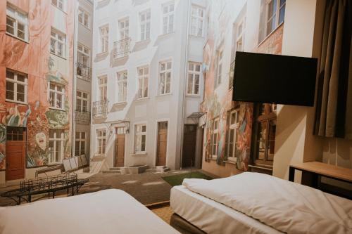 um quarto de hotel com um mural na parede em Iness Hotel em Łódź