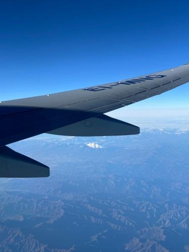 una vista del ala de un avión en level 77 en Ulán Bator