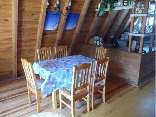 ein Esszimmer mit einem Tisch und Stühlen in einer Hütte in der Unterkunft Ferienhaus Finnhütte in Zinnowitz