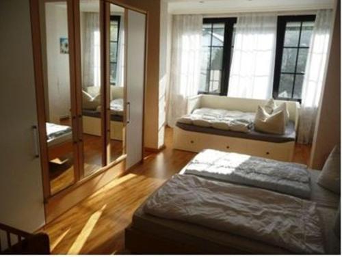 1 Schlafzimmer mit 2 Betten und einem Spiegel in der Unterkunft Ferienwohnung Lara in Zinnowitz