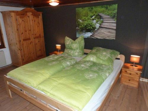ヴェルニゲローデにあるFerienwohnung-Himmelpforteのベッドルーム1室(壁に絵画が描かれたベッド1台付)