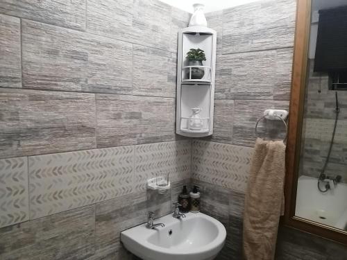 y baño con lavabo y espejo. en Modern style Apartment in Pretoria-Central en Pretoria