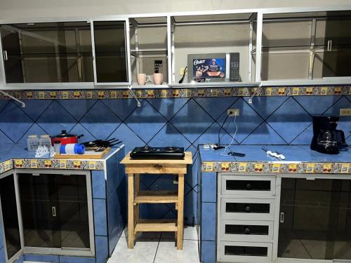 cocina con azulejos azules y blancos en la pared en Casco histórico Atenea, en Comayagua