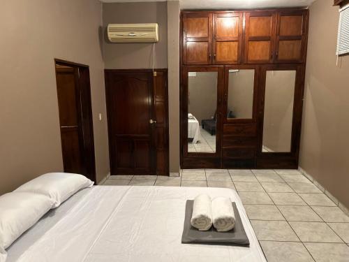 a bedroom with a bed with two towels on a tray at Casco histórico Atenea in Comayagua