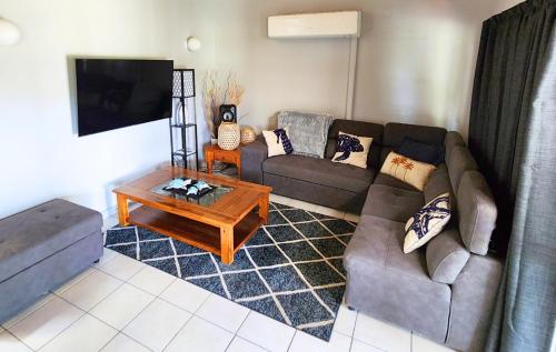 - un salon avec un canapé et une table basse dans l'établissement Fraser Island - Our Holiday Home, à Fraser Island