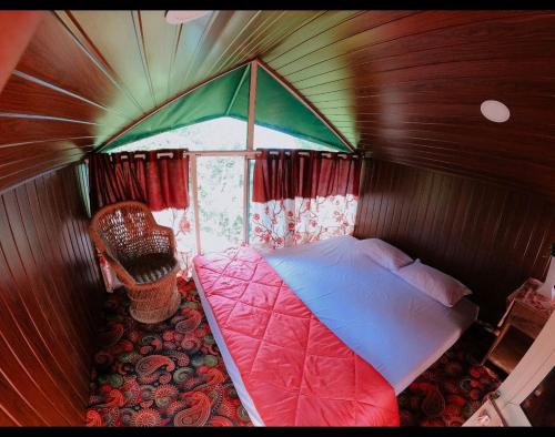 mały pokój z łóżkiem w namiocie w obiekcie Aryans Keeth house w mieście Idukki