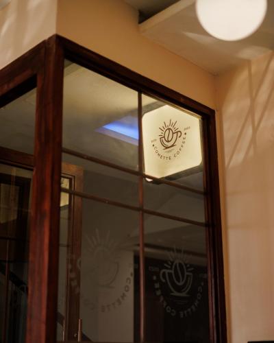 Un certificado, premio, letrero u otro documento en The Eliot Hotel & Banquet
