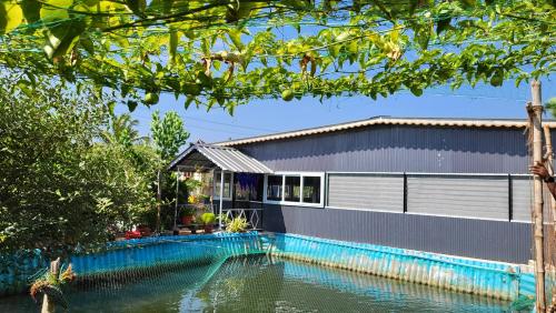 una piscina frente a una casa en Bell Farms and Resorts, en Munroe Island
