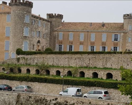 un grand château avec des voitures garées devant lui dans l'établissement Studio Cocoon, à Saint-Martin