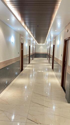 un couloir vide dans un bâtiment avec des lumières au plafond dans l'établissement GB RESIDENCY, à Ramanathapuram