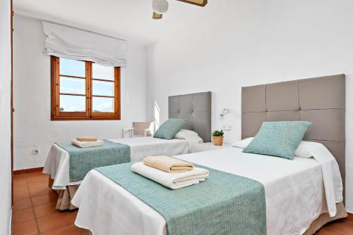 Katil atau katil-katil dalam bilik di Villas Playas de Fornells