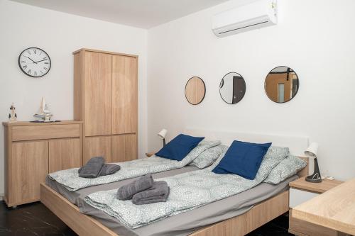 Ένα ή περισσότερα κρεβάτια σε δωμάτιο στο VIlla Laki Rab Studio App